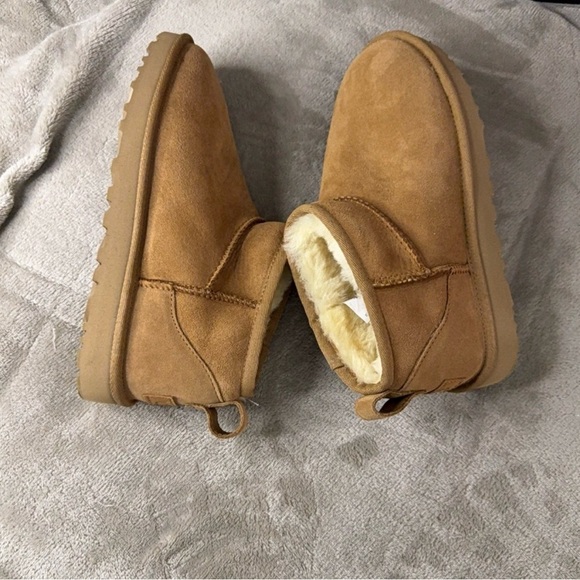 UGG Cream Shearling Lined Footwear - Picture 6 of 7